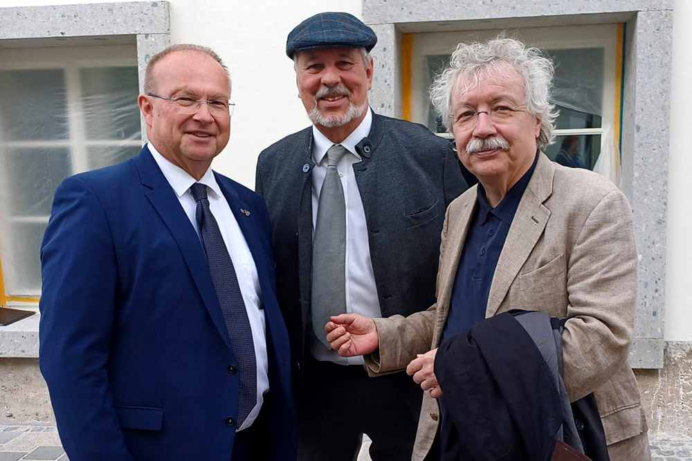 Bgm. Johannes Waidbacher, Obmann Florian Kotanko, Autor Karl Markus Gauß. Gedenkfeier Braunau 8. Mai 2026. Foto: VfZG.